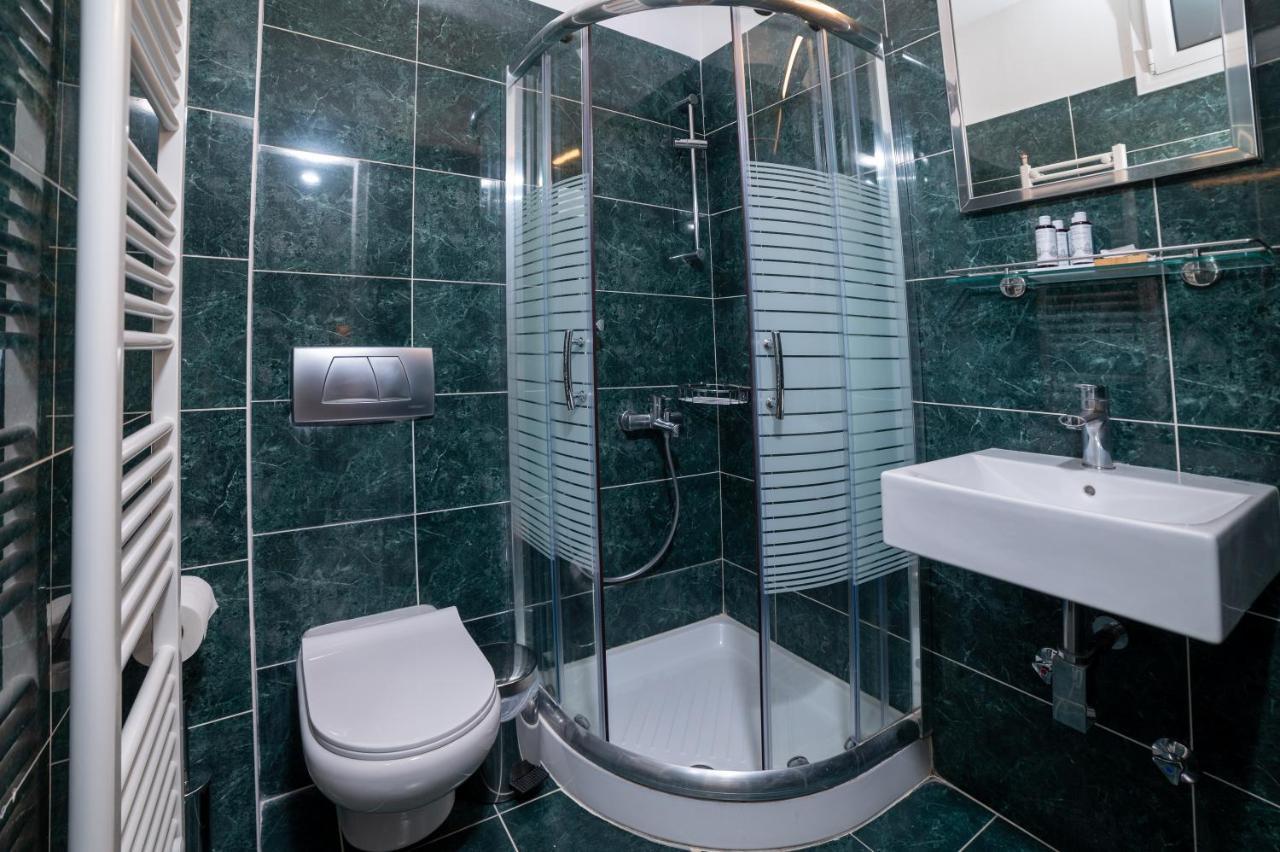 Brettania Hotel Ioannina Bagian luar foto