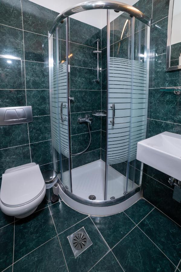 Brettania Hotel Ioannina Bagian luar foto
